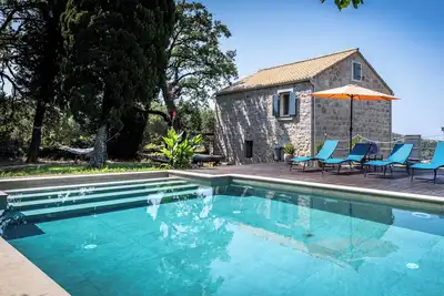 Image de Rustic 4 bedroom villa with all the modern amenities in quiet surrounding