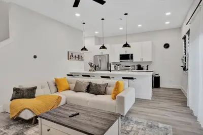 Image de Perfect Dallas Oasis l Pet Friendly l Big Backyard