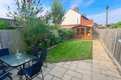 Image de Centrally-located seaside holiday home with parking space and private garden