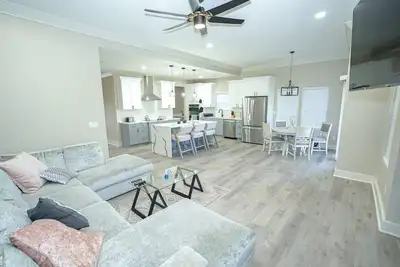 Image de Spacious 4-bdrm house/12 guests - 10 mins from Downtown Atlanta and the Airport