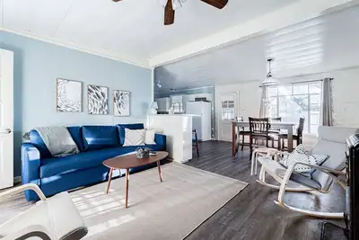 Image de Cozy Waterfront Cabin - Sleeps 5