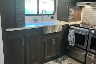 Image de Modern Rv come “Glamp” in style
