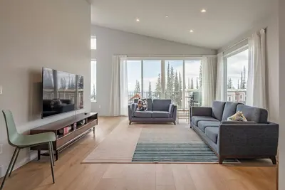 Image de Brand new 3 level duplex with sweeping views, hot tub, laundry, office & garage