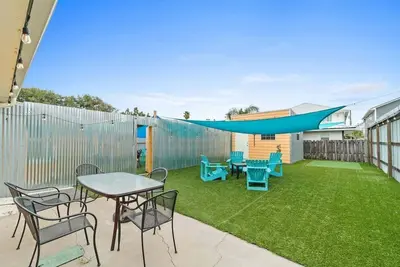 Image de Dog friendly oasis with game room, putting green, & outdoor oasis! Less than a mile to beach!
