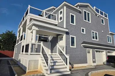 Image de Gorgeous Ocean Block renovated 1 family home on Beach Block