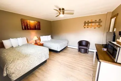 Image de Relaxing Getaway in our Staple Room at Lodges of Oak Creek!