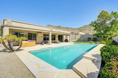 Image de Hot Tub & On-Site Hiking: Phoenix Retreat!