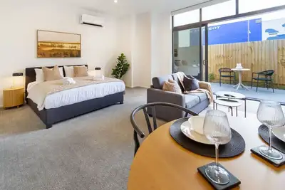 Image de Single Level Studio, Cbd Escape: King bed