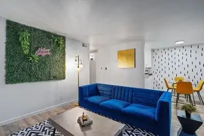 Image de Mins 2 Downtown - Stunning Austin Haven - King bed