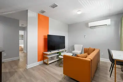 Image de Mins 2 Dwntown ~ Private Retreat ~ King Bed