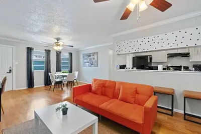 Image de Mins to Downtown ~ Stunning Austin Haven ~ Pool