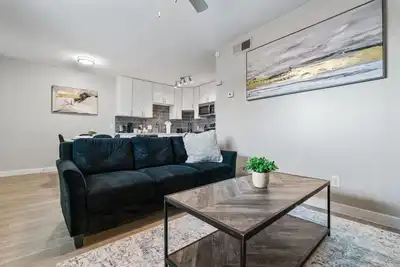 Image de Mins 2 Dwntown ~ Private Stay ~ Nestled Austin Pad