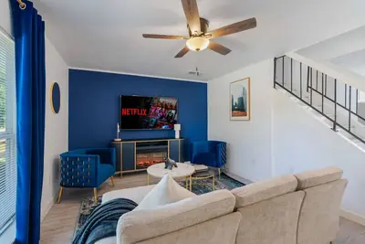 Image de Modern Austin Home near Downtown with Balcony, Fireplace & Parking!