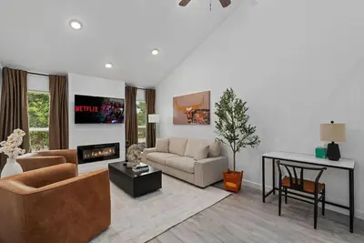 Image de Peaceful Austin Hideaway with Luxe Comfort, Patio & Fireplace