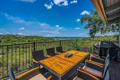 Image de Sunset Lake Travis Views, Luxe 12-Person Retreat Near Wineries & Trails