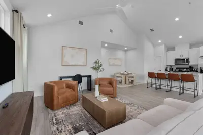 Image de Luxury Group Retreat w/ 2 Kitchens, Backyard, Balcony + 5-Car Parking