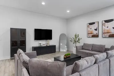 Image de Luxury 24 Ppl Group Retreat w/ 4 Kitchens, Backyard, Balcony + 10-Car Parking