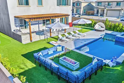 Image de 15 Bed, Glow Gameroom, Putting green, Pool & Bbq