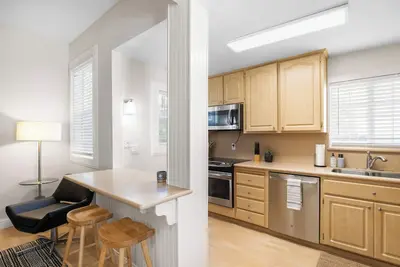 Image de Stylish, gated and quiet Apt next to Uc Davis Medical Center