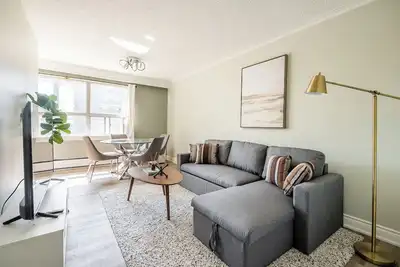 Image de Lovely 2br Apartment, steps to Lake Waterfront