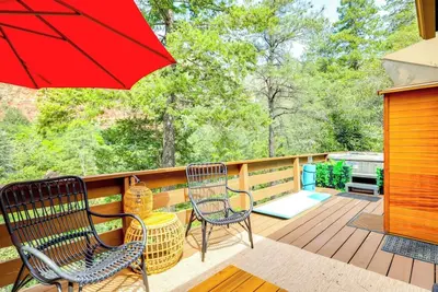 Image de Luxury Creek Home with Spa, Sauna & Views