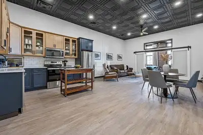 Image de Modern + Historic - \"Williams Suite\" Overlooking Dt Williamsburg, Ia