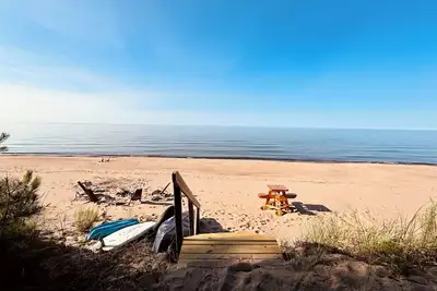 Image de Renovated and Spacious Beach House across the Street From Ski/Snowmobile Trails