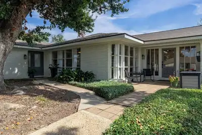 Image de Spacious 5-bedroom house completely updated with wifi and game room