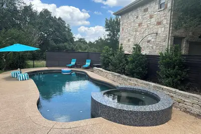 Image de Large House with Stunning Pool on Austin Greenbelt Preserve