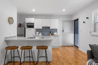 Image de Beach & Brew-Modern 1-Bedroom in Trendy Merewether