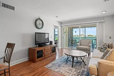 Image de Charming 2-bedroom condo with beautiful views of the sunset and dolphins!