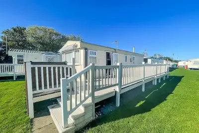 Image de Fantastic 4 berth caravan in Skegness with private hot tub ref 96023h