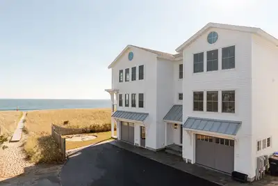 Image de Stunning Beachfront Dream Home