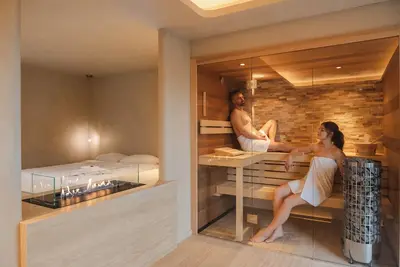 Image de Experience luxury and relaxation in the Wellness Suite, featuring a sauna, jacuzzi, and a serene forest-edge location.