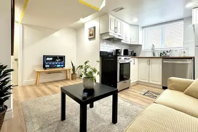 Image de Entire 2br Parking, laundry, Wifi, Full kitchen, Tv, Disney+ streaming services