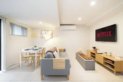 Image de 2 Bdr Apt! Train! Parking! Restaurants! 2144d2