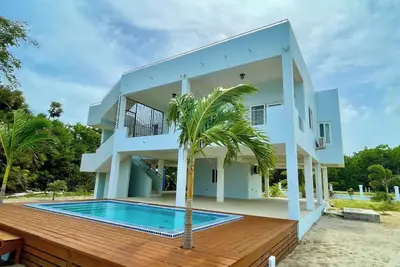 Image de Beachfront Home w\/ Pool, Volleyball & Rooftop View