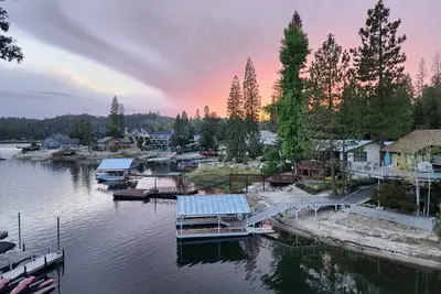 Image de Cozy Lakefront Cabin- Close to Yosemite & Pines Resort (New Winter Listing)