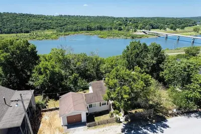 Image de Little Bell Bungalow Charmer, Backyard, Lake View\n\n