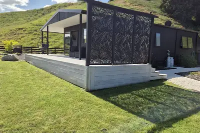 Image de Secluded hilltop retreat with luxury and comfort.