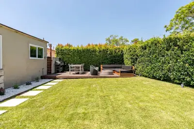 Image de Maison des Amis with deck and garden