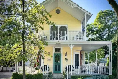 Image de Beautifully restored historic Lakeside home sleeps 12 just steps from the lake