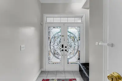 Image de Stylish 5 Bed Home Near Airport