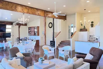 Image de Red Roof Farmhouse has beds for 27, a 12 person swim spa, 1350 sq ft activity rm