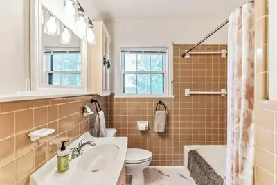 Image de 3-bedroom home centrally located Cameron. King bed. 2 living rooms.