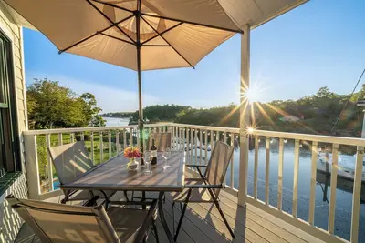 Image de Boater's paradise 3-bedroom waterfront home clean, modern, private