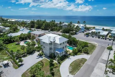 Image de One of a Kind 5-Bedroom Private Pool home with million dollar, birds eye view in Boca Grande, Fl