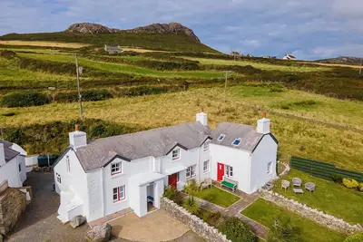 Image de Ty Gwyn Farmhouse, Holiday Cottage Whitesands, Sleeps 9, 5 bedrooms, bathrooms