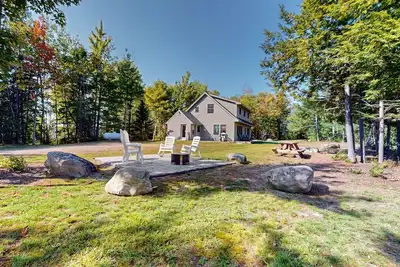 Image de Tranquil Lakefront Retreat with Breathtaking Views and Cozy Firepit
