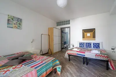 Image de Chambre 'Appt Sottosopra Camera 2 Bianca' avec Jardin partagé, Wi-Fi et Climatisation